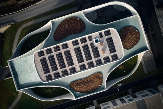 FORME ARROTONDATE PER UN EDIFICIO ADIBITO A UFFICI